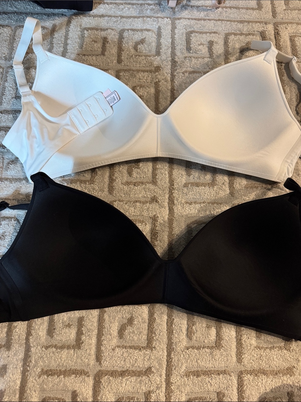 Victoria's Secret Seamless T-Shirt Bras - White & Black
